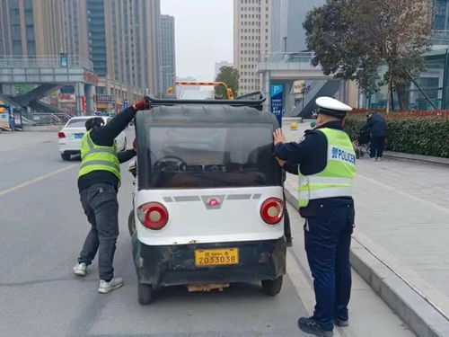 駐馬店市區(qū)多輛三輪、四輪電動車被拖走，交警發(fā)布重要道路機(jī)動車輛生產(chǎn)提醒
